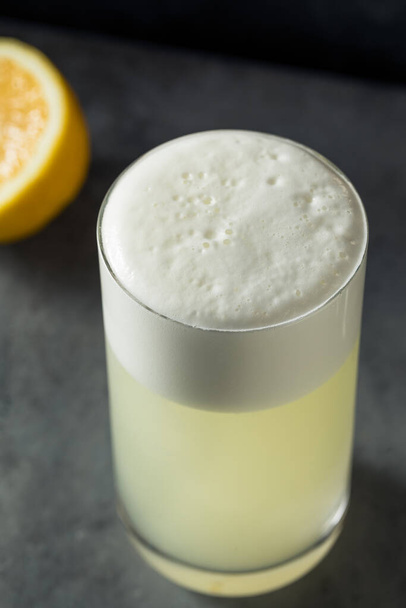 Boozy Refreshing Lemon Gin Fizz with an Egg White - Valokuva, kuva