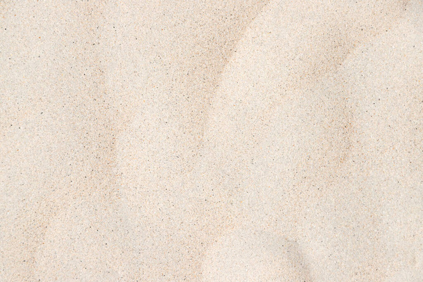 ビーチの柔らかい白い砂のテクスチャの背景には、表面にいくつかの小さな斜面が、まだきれいに見える - 写真・画像