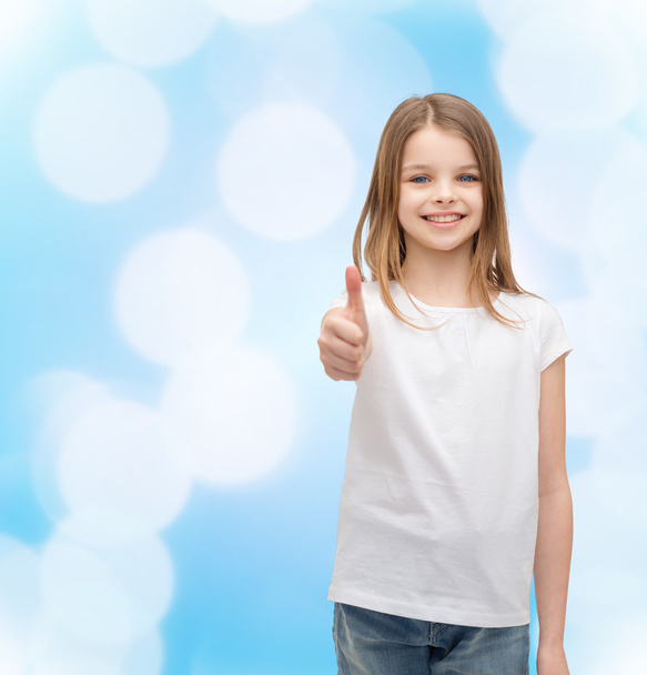 girl in blank white t-shirt showing thumbs up - Zdjęcie, obraz
