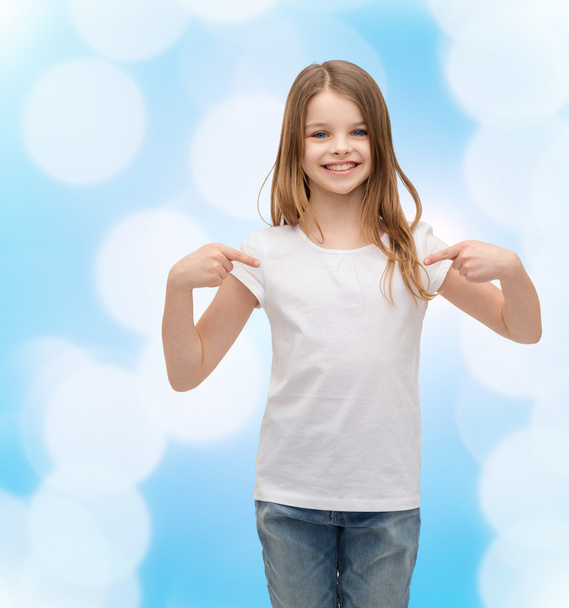 smiling little girl in blank white t-shirt - Foto, afbeelding