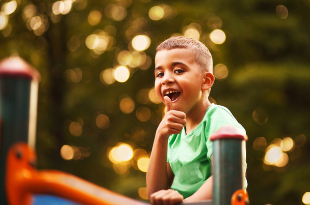 Афро-американский мальчик на детской площадке
 - Фото, изображение