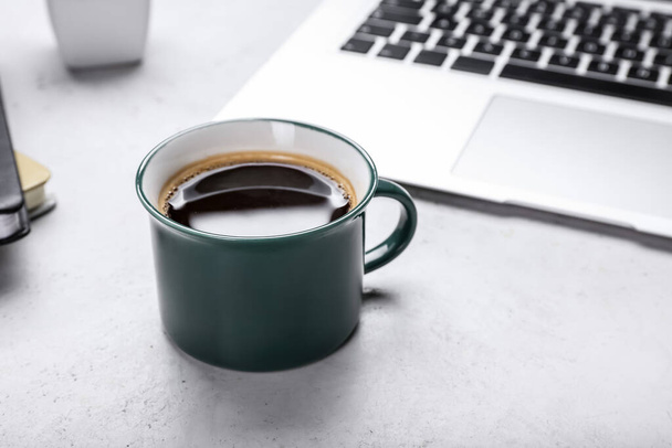 Tasse Kaffee auf hellem Hintergrund - Foto, Bild