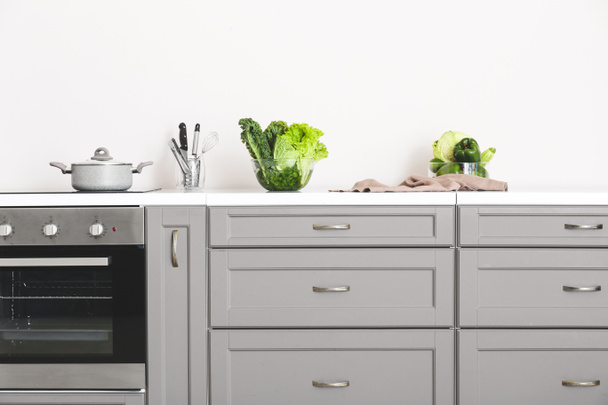 Moderno bancone cucina con forno elettrico vicino alla parete luminosa - Foto, immagini