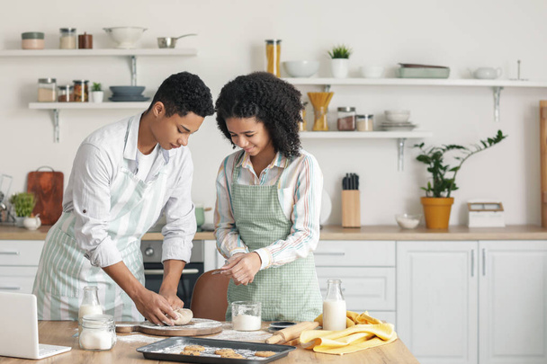 Hermano y hermana afroamericanos haciendo galletas en la cocina - Foto, imagen