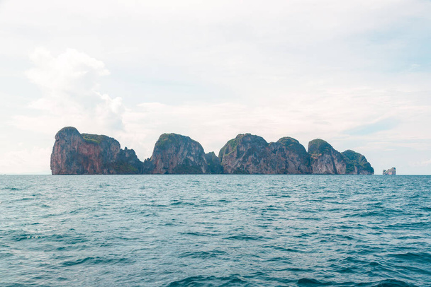 Крайній широкий вид на острів Майя у південній частині Таїланду.. - Фото, зображення