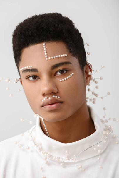 Retrato criativo de cara afro-americano bonito no fundo de luz - Foto, Imagem