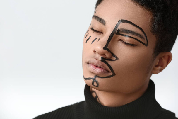 Fiatal afro-amerikai srác festék az arcon ellen fény háttér - Fotó, kép