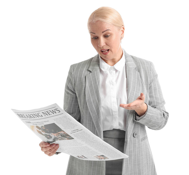 Überraschte reife Geschäftsfrau mit Zeitung auf weißem Hintergrund - Foto, Bild