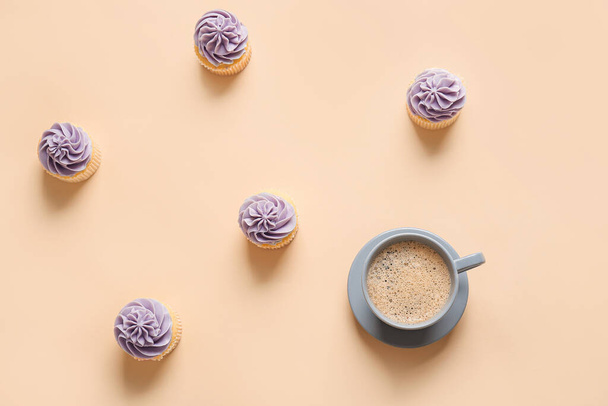 Cup of coffee with cupcakes on color background - 写真・画像