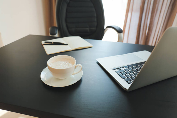 Современное рабочее место с чашкой кофе в офисе - Фото, изображение