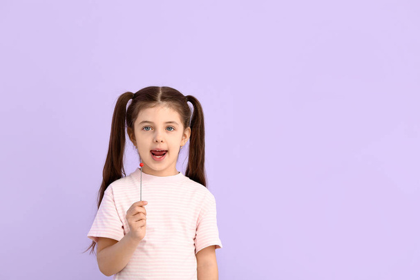 Маленька дівчинка з логічним інструментом для корекції мовлення на кольоровому фоні
 - Фото, зображення