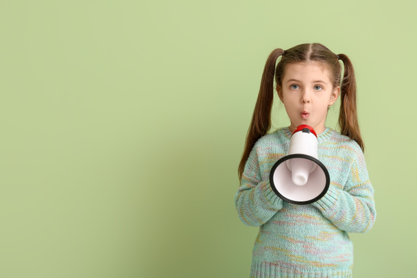 Kleines Mädchen mit Megafon-Training spricht Buchstaben auf farbigem Hintergrund aus - Foto, Bild