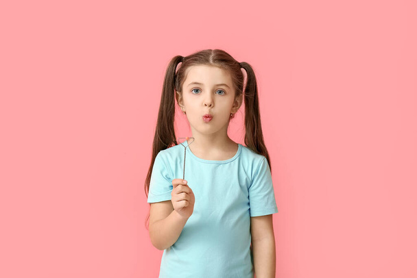 Petite fille avec outil logopédique pour correction de la parole sur fond de couleur - Photo, image