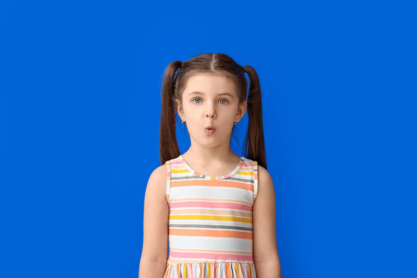 Petite fille formation prononcer des lettres sur fond de couleur - Photo, image