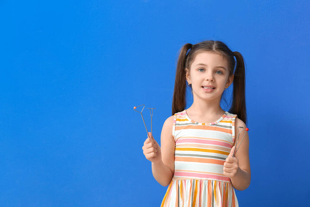 Kislány logopéd eszközök beszéd korrekció színes háttér - Fotó, kép