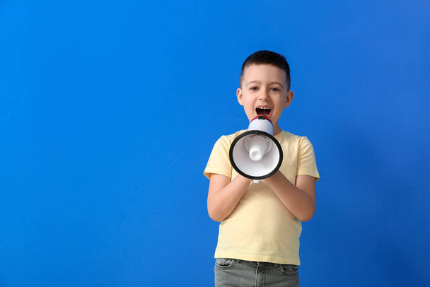 Petit garçon avec formation mégaphone prononcer des lettres sur fond de couleur - Photo, image
