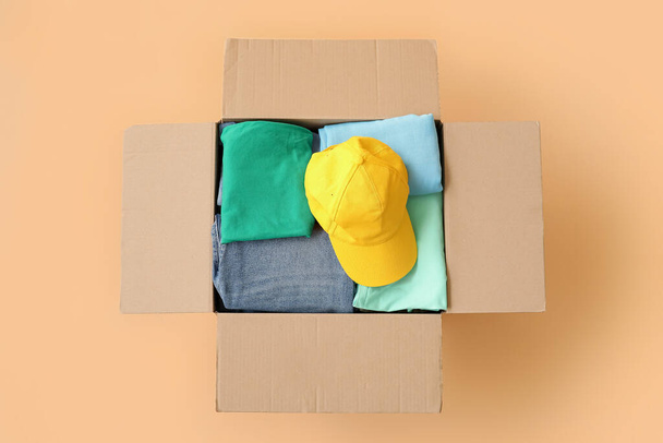 Ντουλάπα κουτί με ρούχα στο φόντο χρώμα - Φωτογραφία, εικόνα