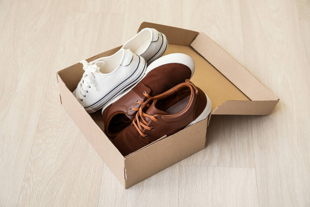 Garderobenbox mit Schuhen auf Holzgrund - Foto, Bild