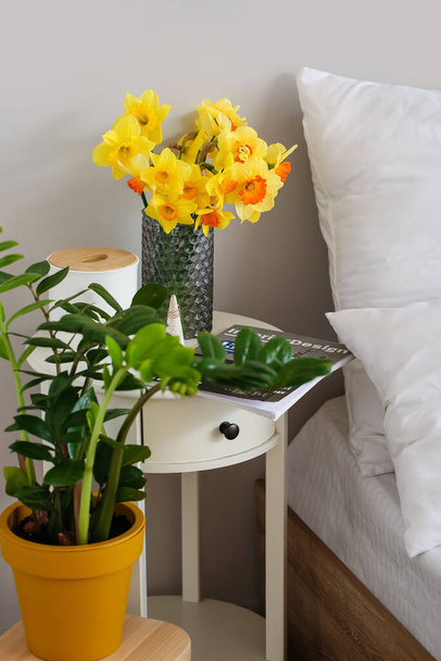 Vaso com flores de narciso na mesa de cabeceira no quarto - Foto, Imagem