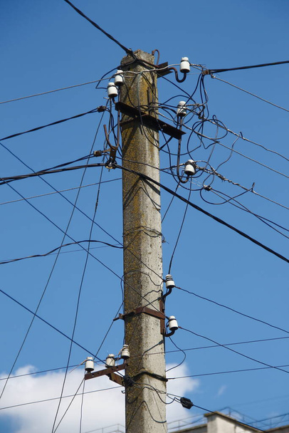Direkteki kablolar ve elektrik hatları - Fotoğraf, Görsel