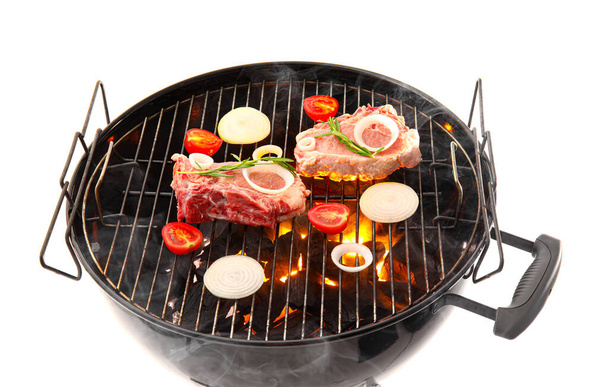 Barbecue grill met rauw vlees en groenten op witte achtergrond - Foto, afbeelding