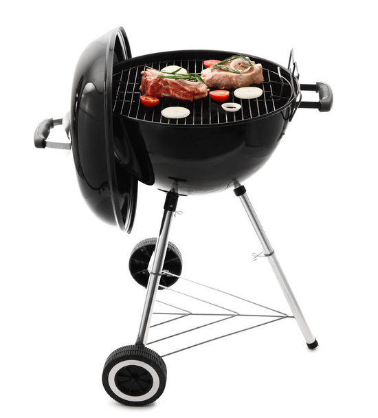 Barbecue grill avec viande crue et légumes sur fond blanc - Photo, image