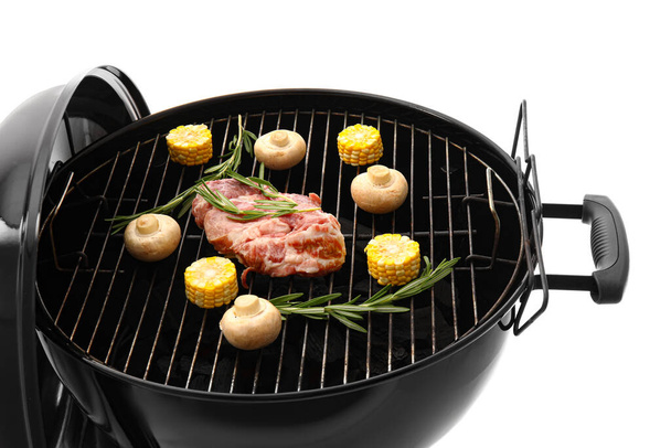 Barbecue grill avec viande crue, maïs et champignons sur fond blanc - Photo, image