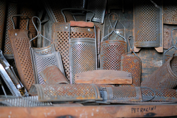 παλιά εγκαταλελειμμένα σκουριασμένα τυροτρίφτες. Υψηλής ποιότητας φωτογραφία - Φωτογραφία, εικόνα