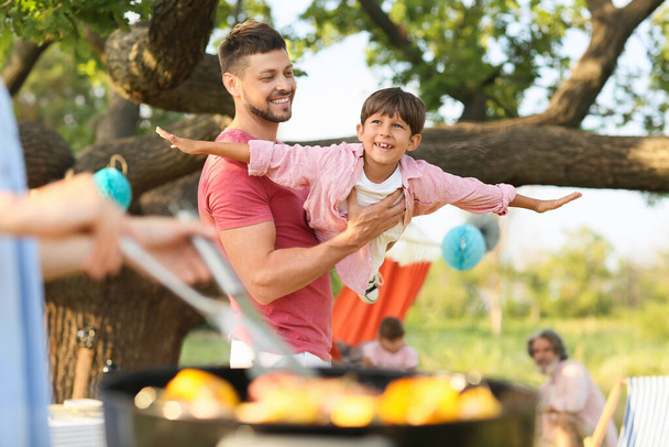Boldog család a nyári grillpartin - Fotó, kép