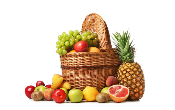 Cesta con frutas frescas sobre fondo blanco - Foto, Imagen