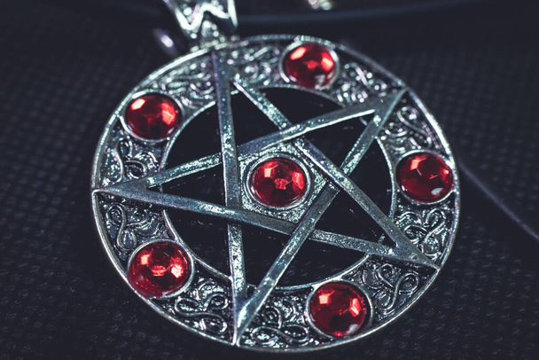 Witch amulet, hebben 5 puntige ster en rode sieraden op het - Foto, afbeelding