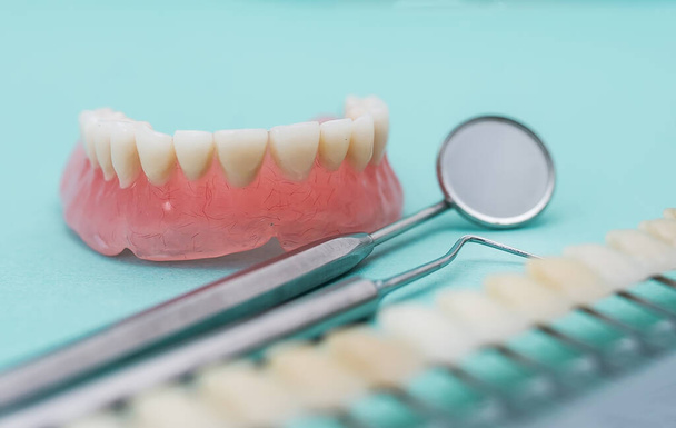 Dentes e espelho dental, símbolo foto de dentaduras, diagnóstico e copagamento Instrumentos odontológicos profissionais. Fechar. - Foto, Imagem