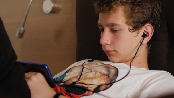 Chłopak komunikuje się z Internetem - Materiał filmowy, wideo