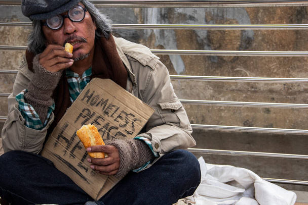 Нещасний спосіб життя Безпритульний старший чоловік на прогулянковій вулиці в столиці. - Фото, зображення