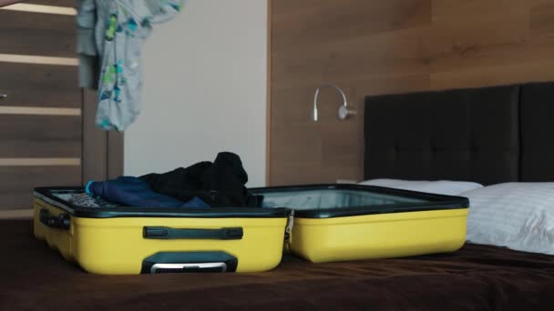 Manos maleta amarilla - Imágenes, Vídeo