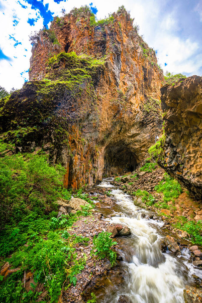 Водопад в Джермуке, Вайоцдзорская область, Армения. Водопад Джермук, пейзаж. Красивый вид на водопад. - Фото, изображение