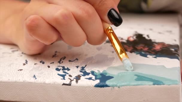 Κορίτσι - Νεαρή γυναίκα ζωγραφίζει σε καμβά με αριθμούς, closeup. - Πλάνα, βίντεο