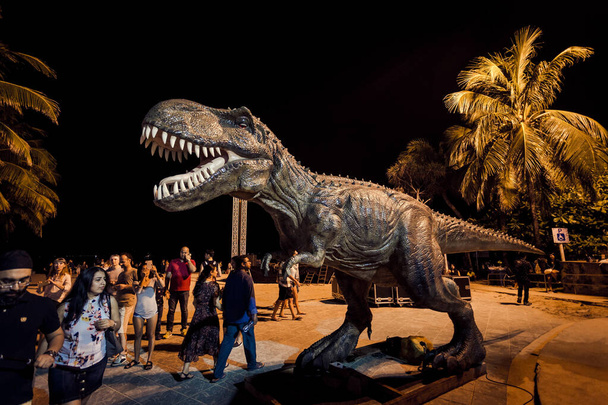 Phuket, Thailand - 23. Dezember 2017: Große Medel Tyrannosaurus Rex neuen Typs am Strand von Patong, die bewegen und brüllen die ganze Zeit zu den Menschen kann - Foto, Bild