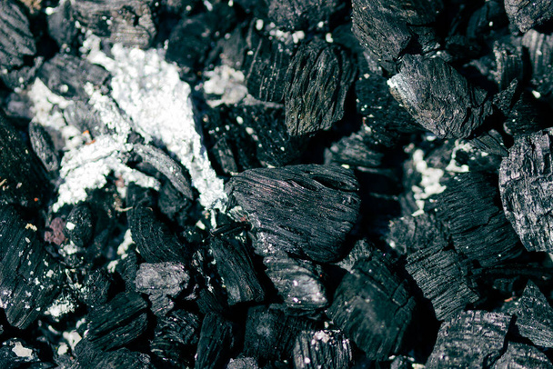Du charbon de bois et des cendres provenant du bois brûlé. Contexte texturé. - Photo, image