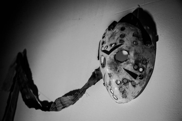 Хелловінська хокейна маска мертвих. Висячі на стіні виглядають так наляканими. дивився з іншого боку з якоюсь пов'язкою
. - Фото, зображення