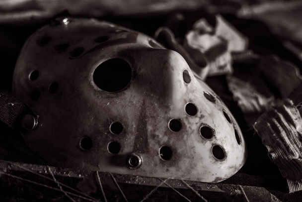La maschera da hockey di Halloween dei morti. Mettiti sul tavolo al buio  - Foto, immagini
