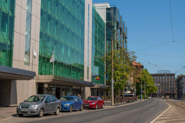 Tallin paisaje urbano. Los coches están estacionados en la carretera de Narva (estonia - Narva maantee) en la parte delantera de un moderno edificio de apartamentos en un día soleado de verano.  - Foto, imagen