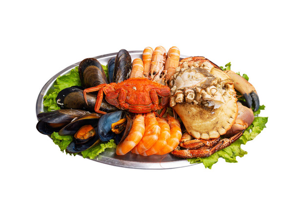 Meeresfrüchte serviert isoliert auf weiß. Miesmuscheln, Garnelen, braune Krabben, Spinnenkrabben und Kaisergranat  - Foto, Bild
