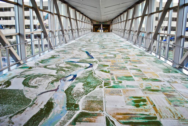 Sacramento, California: Flying carpet at SMF Airport. A digital, aerial image is woven into a woolen carpet displaying 50 miles of the Sacramento River and recalling the experience of flight.  - 写真・画像