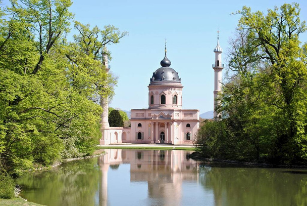 Schwetzingen (Duits: "Schloss Schwetzingen") is een paleis in de Duitse deelstaat Baden-Wrttemberg. De moskee (Duits: Moschee) is gebouwd in Turkse stijl, in Duitsland in de mode. - Foto, afbeelding
