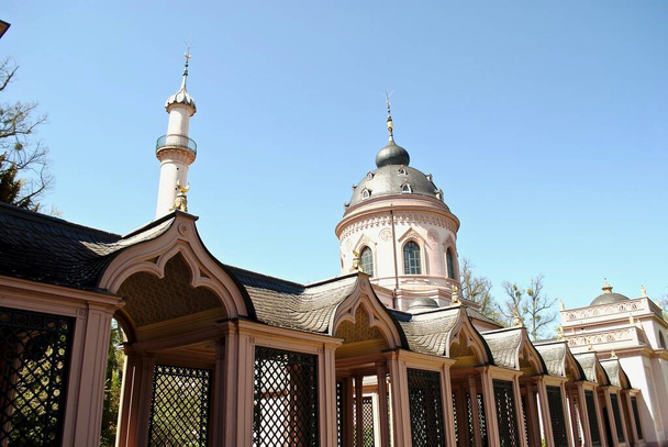 Мбаппе, Германия: Мбаппе, Мбаппе - дворец в немецкой земле Мбаппе-Врбапберг. Мечеть (по-немецки Moschee) была построена в турецком стиле, модном в Германии - Фото, изображение