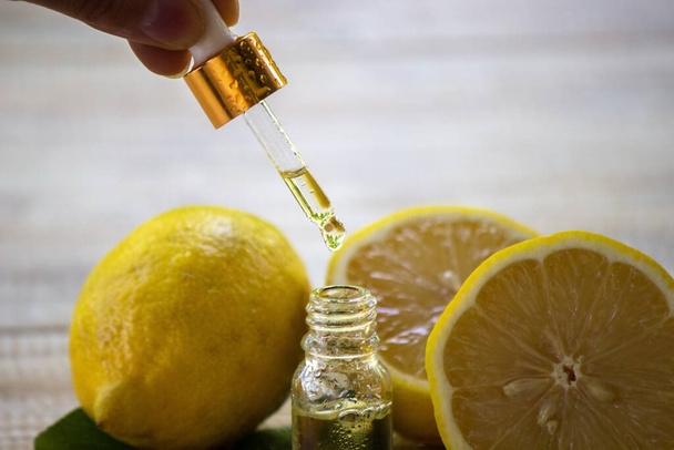 Eine Flasche ätherisches Zitronenöl ist eine alternative Medizin. Selektiver Fokus - Foto, Bild
