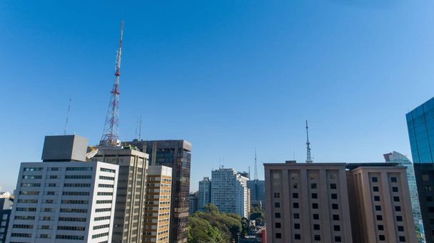 Vista aérea de Av. Paulista em São Paulo, SP. Avenida principal da capital. Domingo dia, sem carros, com pessoas andando na rua. - Foto, Imagem