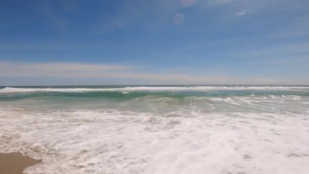 Όμορφη ηλιόλουστη μέρα σε μια ήρεμη παρθένα παραλία με μπλε ουρανό στη Βόρεια Καρολίνα στις Εξωτερικές Τράπεζες στο Nags Head κατά τις αρχές του καλοκαιριού - Πλάνα, βίντεο