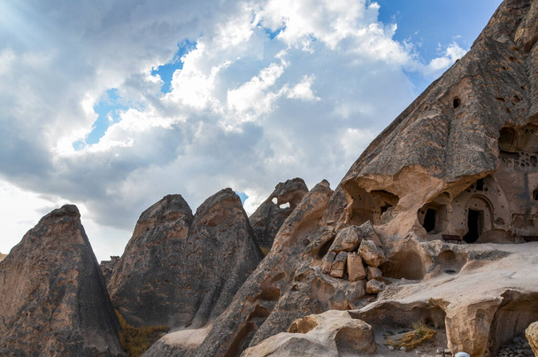Οι σπηλιές του αρχαίου βραχώδους μοναστηριού του Σελίμ, σκαλισμένες στα βουνά στην κοιλάδα της Ιχλάρας, Καππαδοκία, Τουρκία - Φωτογραφία, εικόνα